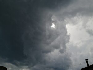 嵐の前の空